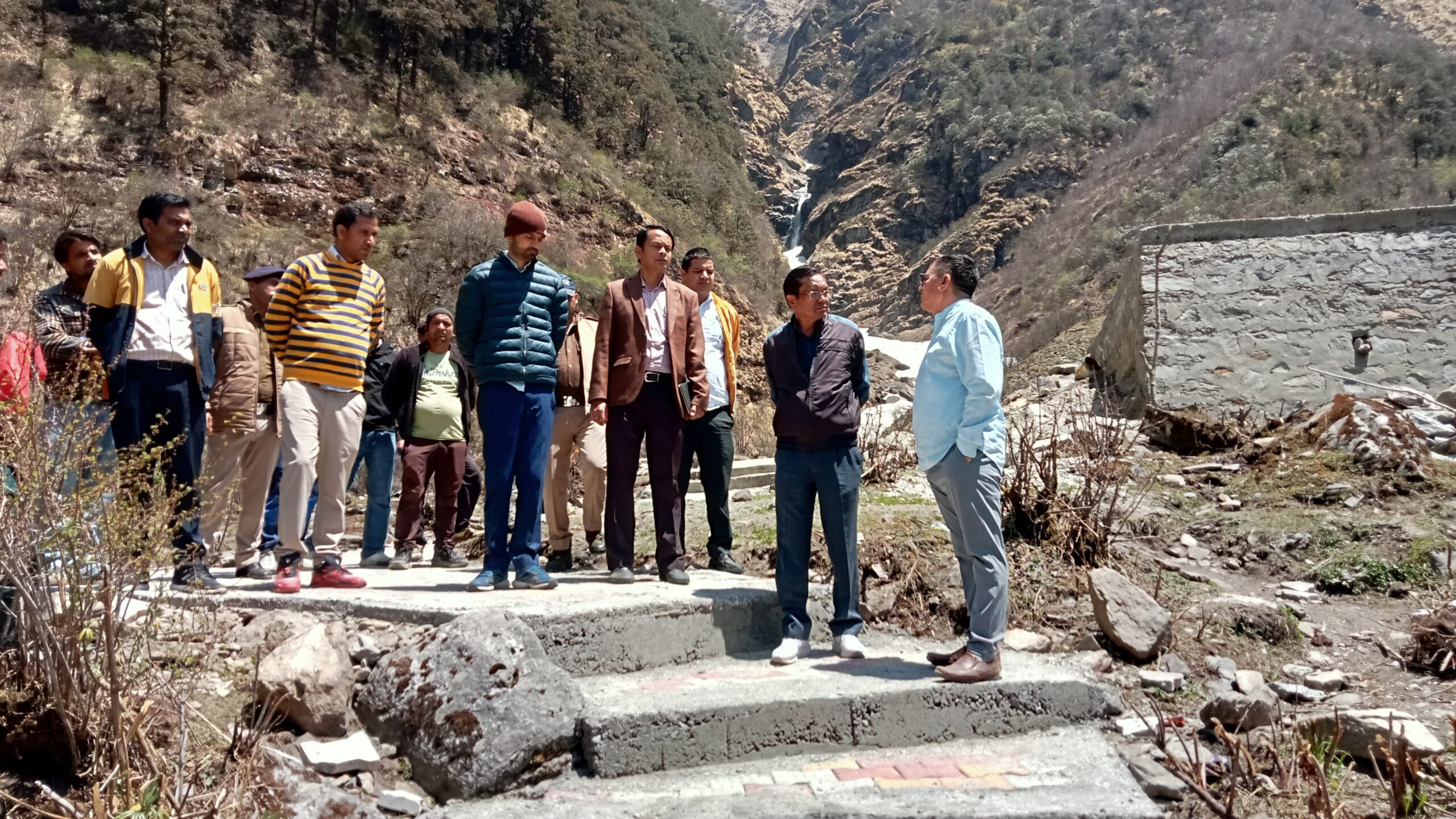 यात्रा व्यवस्था पर प्रशासन सख्त, यमुनोत्री धाम की तैयारियों का जिलाधिकारी ने किया निरीक्षण उत्तरकाशी, 23 अप्रैल। चारधाम यात्रा को सुगम, सुरक्षित और श्रद्धालुओं के लिए सुविधाजनक बनाने के लिए प्रशासन ने युद्धस्तर पर तैयारियां तेज कर दी हैं।